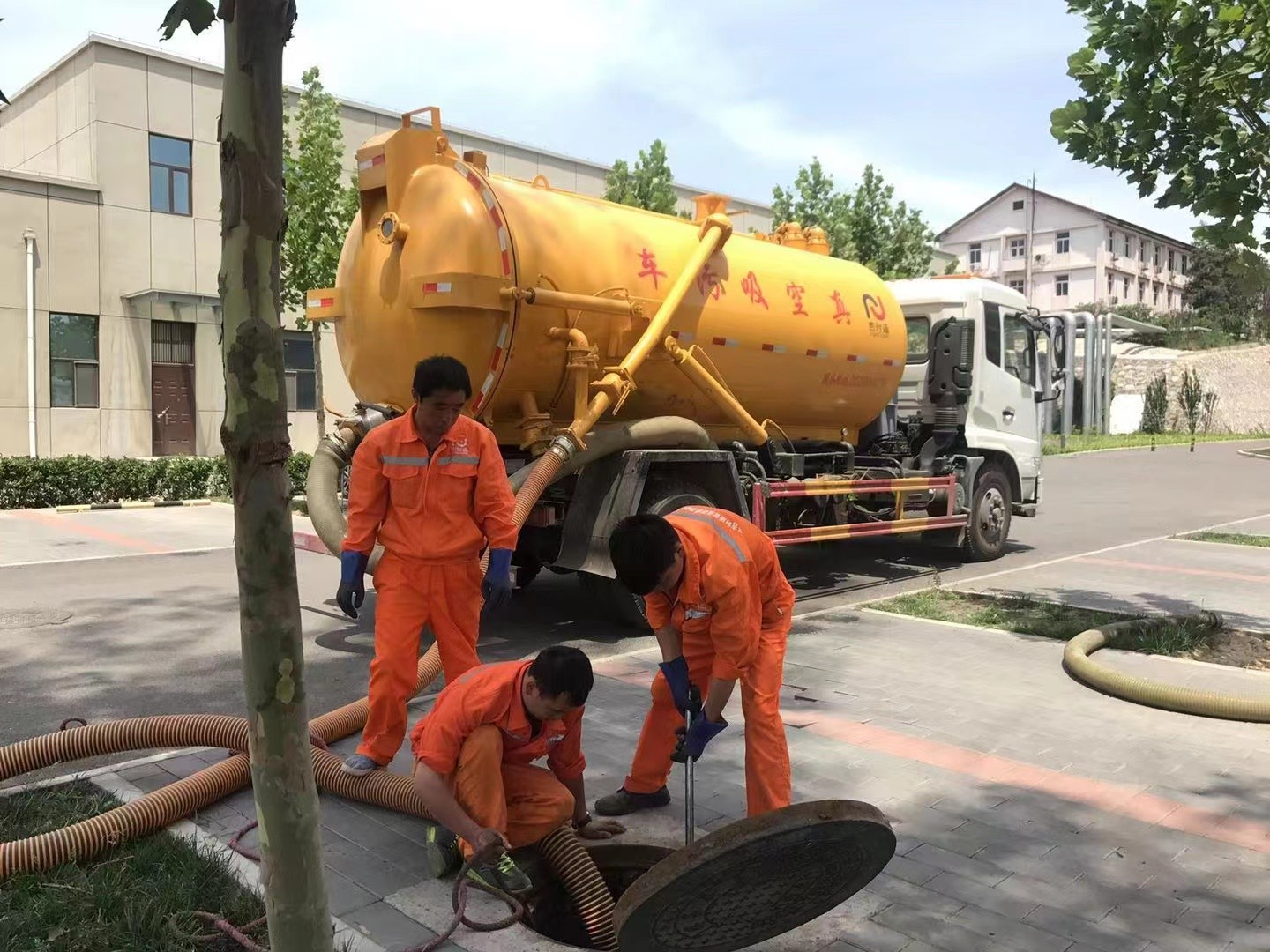 南山管道疏通车停在窨井附近