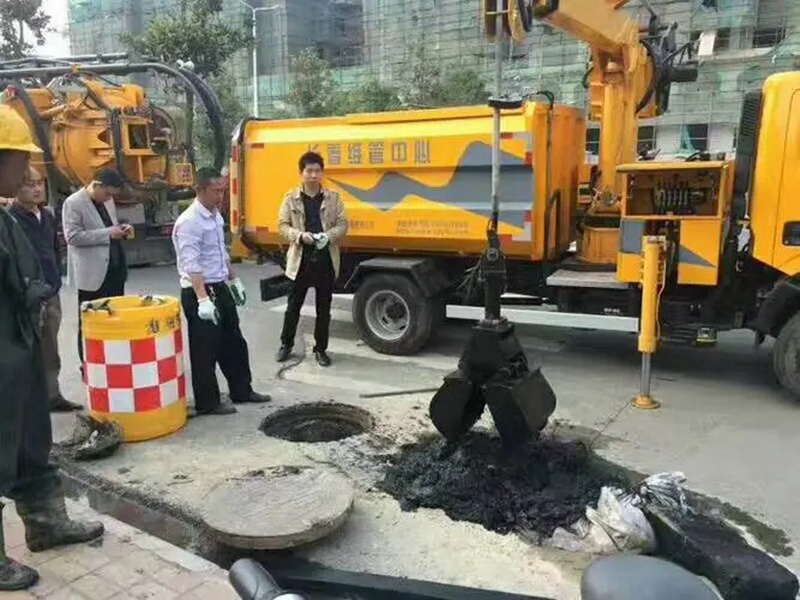 南山街道：网格员化身“清道夫”，为民解忧疏通“堵心”化粪池