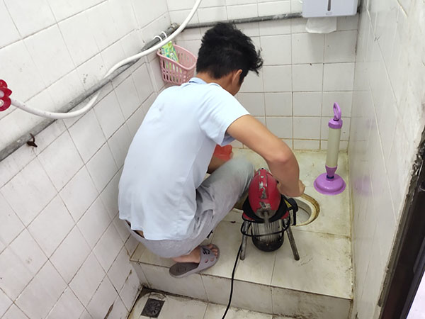 南山管道堵塞冒臭气 专业师傅现场解决问题