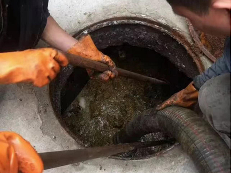 南山清理化粪池时如何避免沼气的危害？